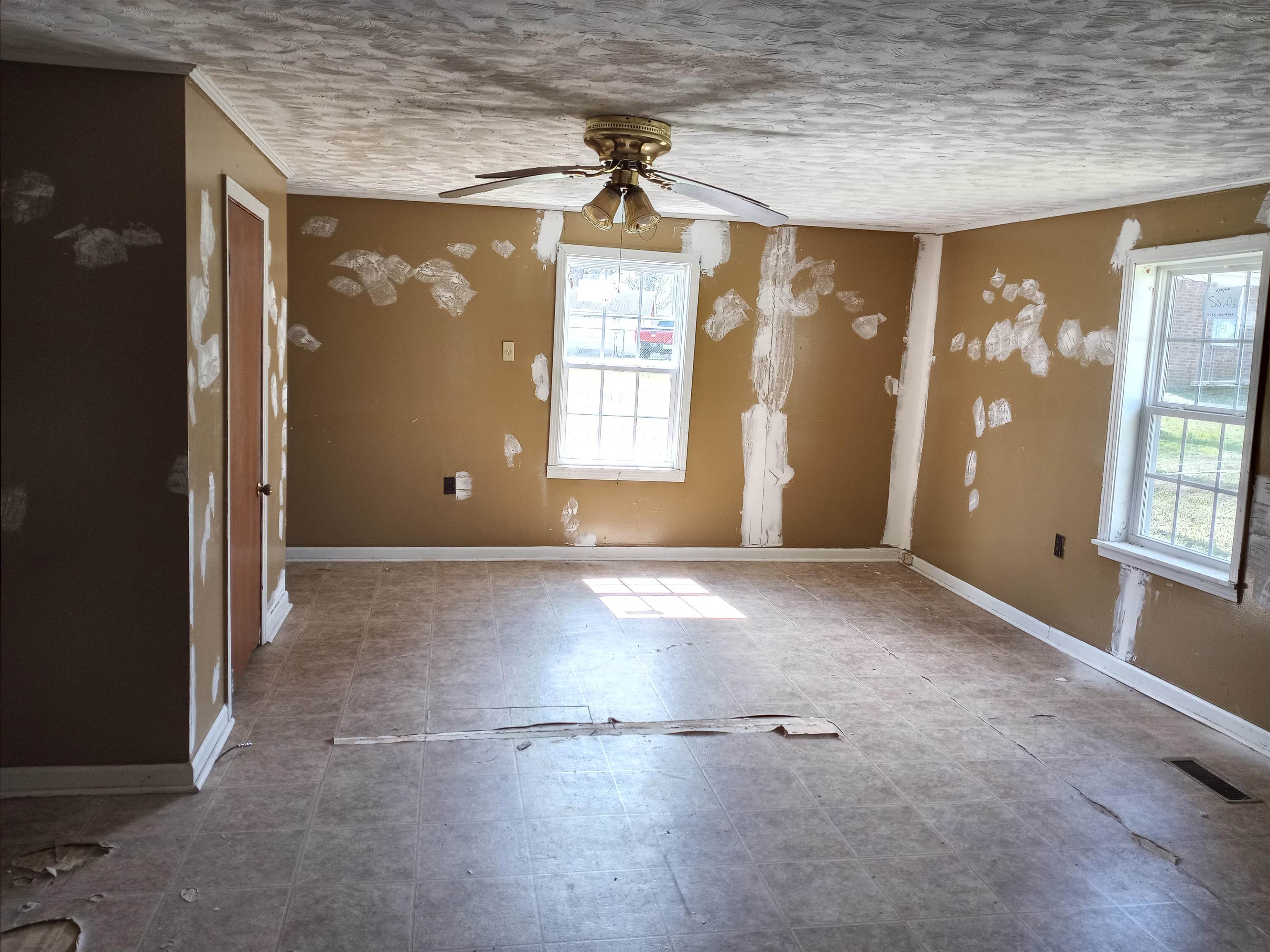 417 West Ripley Avenue Covington, TN 38019 - Photo 4 of 7 an empty room with windows and closet