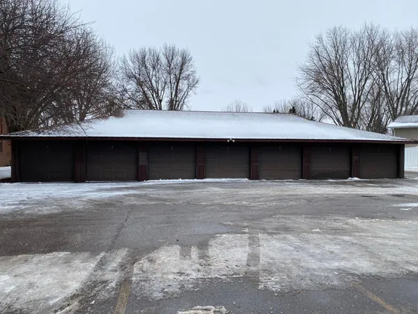 $1,050 | 901 Country Club Drive, Unit 101, Marshall, MN 56258