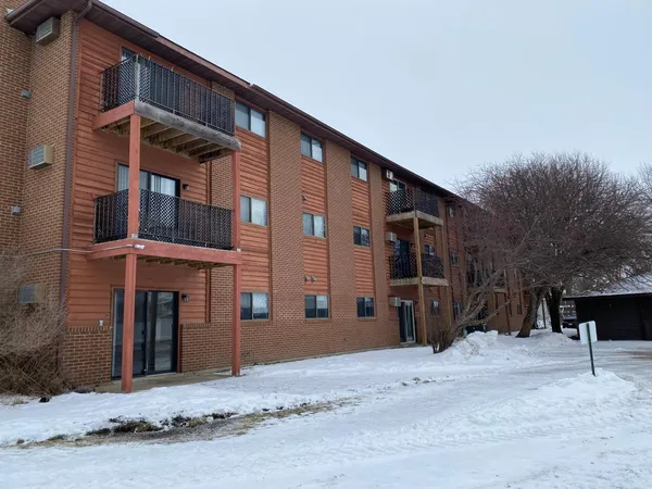 $1,050 | 901 Country Club Drive, Unit 101, Marshall, MN 56258