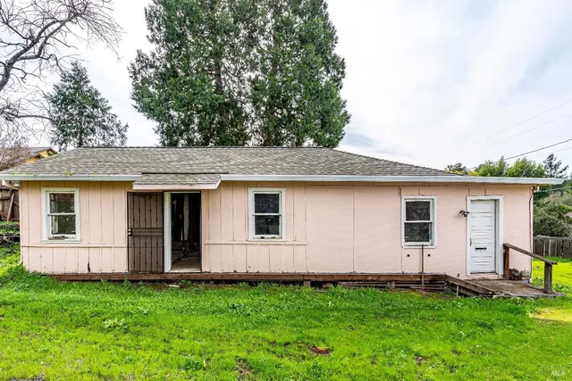a front view of house with yard