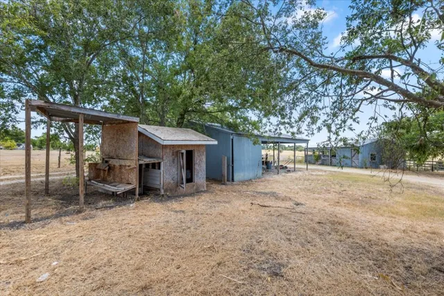 a view of a house with backyard