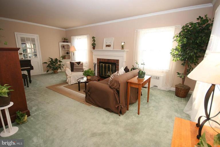 12 Stockton Road Silver Spring, MD 20901 - Photo 4 of 30 Living Room
