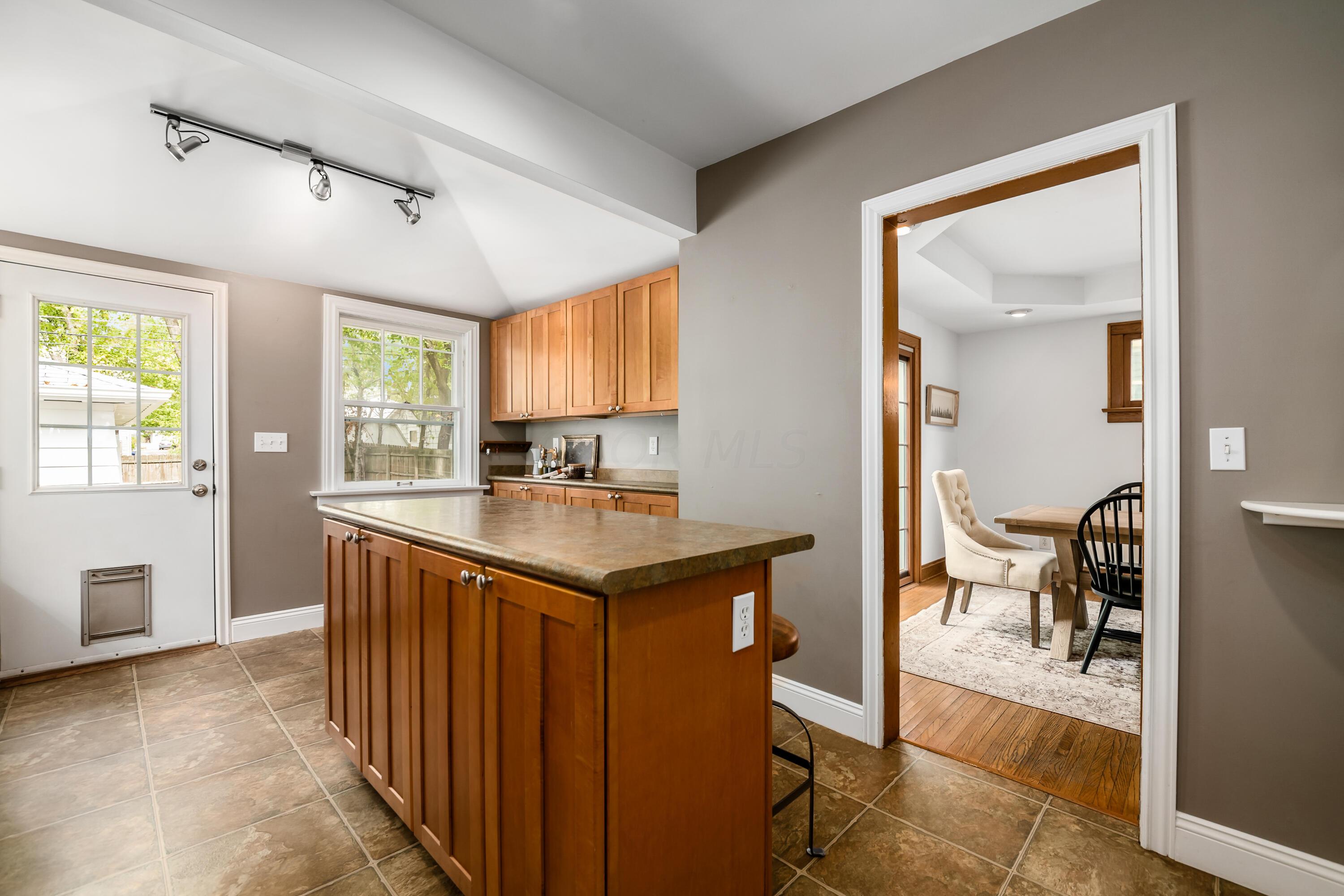 186 East Pacemont Road Columbus, OH 43202 - Photo 27 of 39 186 E Pacemont kitchen overview to dinin
