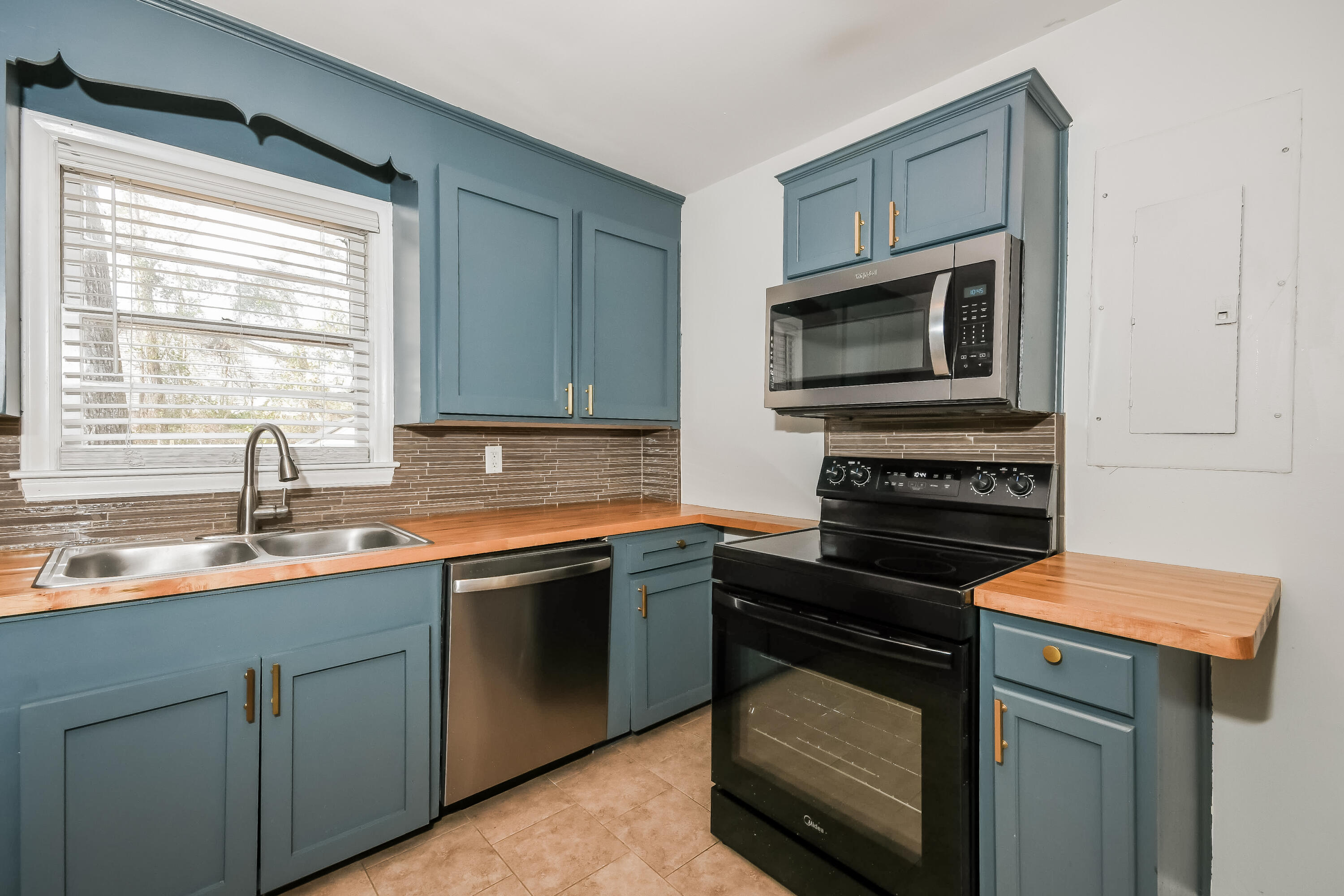 825 Savage Road Charleston, SC 29414 - Photo 7 of 16 8-photo-Kitchen-1d43403b-6c09-403e-8e66-