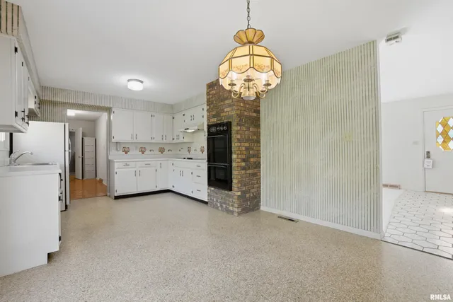 $219,999 | 5805 Sioux Trail South, Peoria, IL 61607