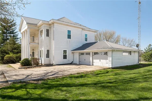 $475,000 | 6585 Northeast Catawba Road, Breckenridge, MO 64625