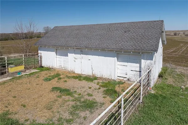 $475,000 | 6585 Northeast Catawba Road, Breckenridge, MO 64625