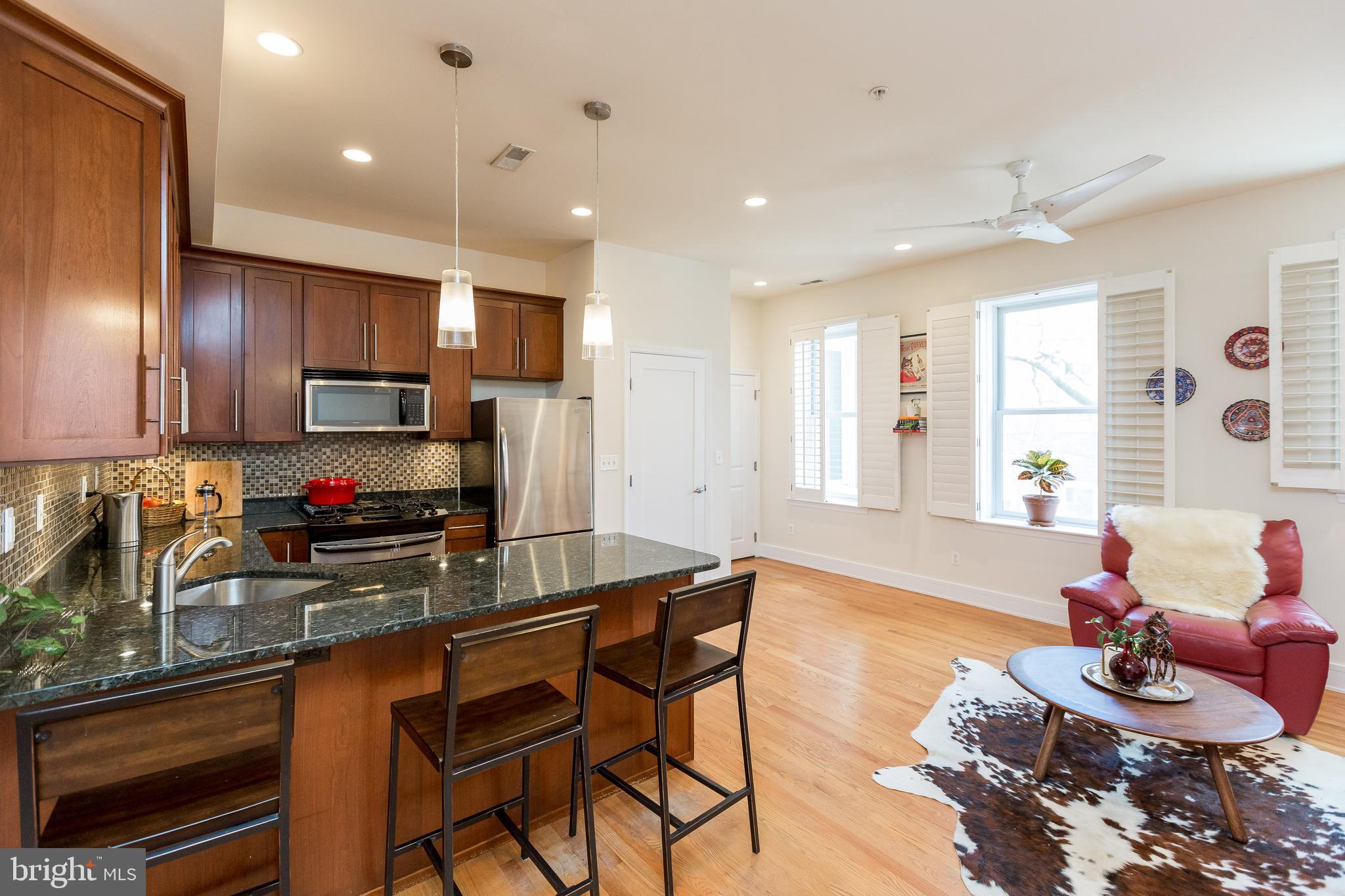 Sunlight 2 bedroom condo in Col Heights
