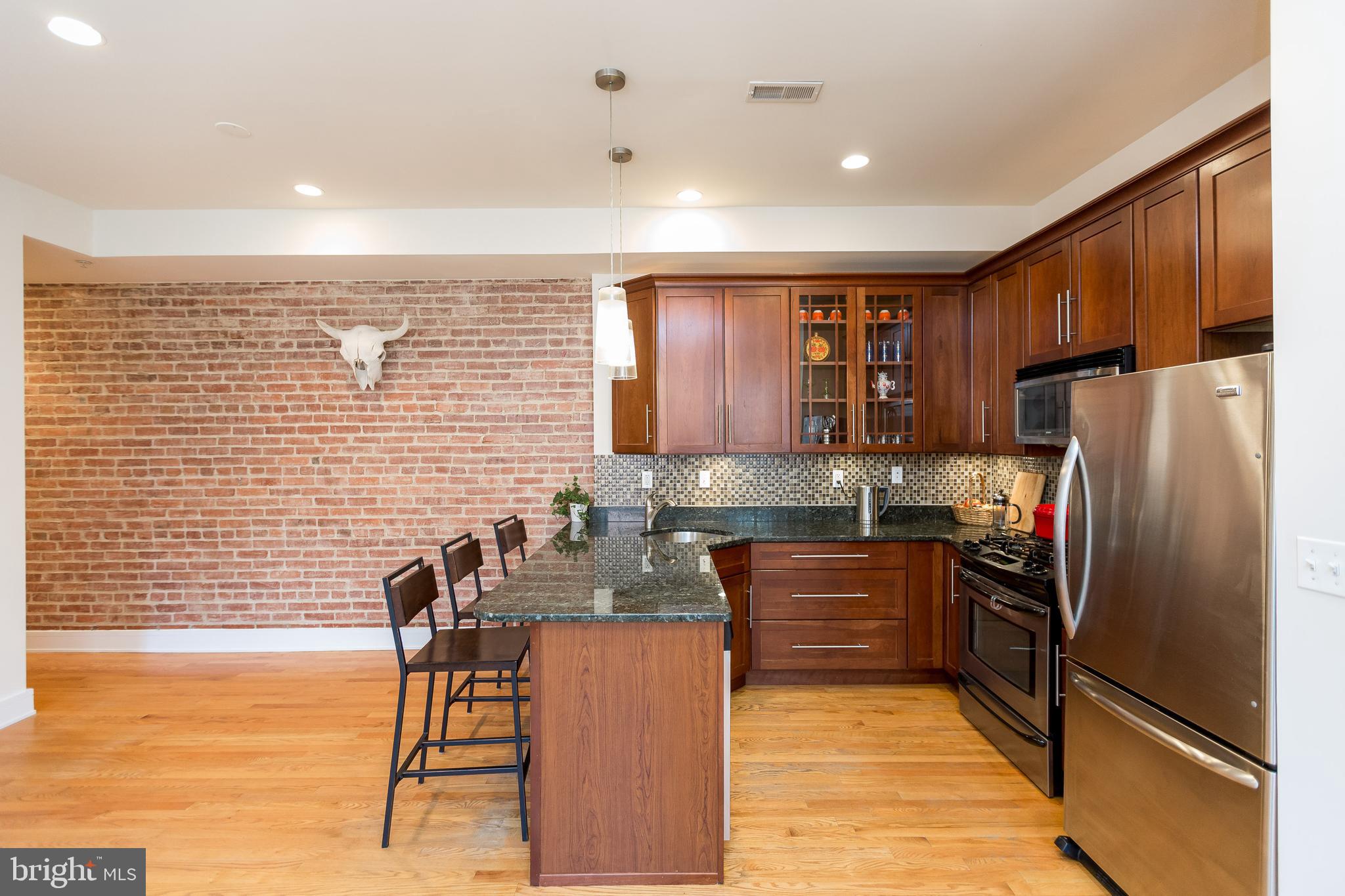 Updated kitchen w/ breakfast bar