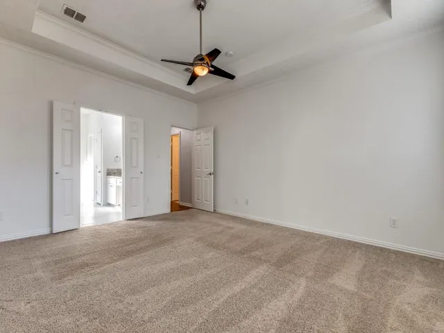 a view of empty room with a ceiling fan