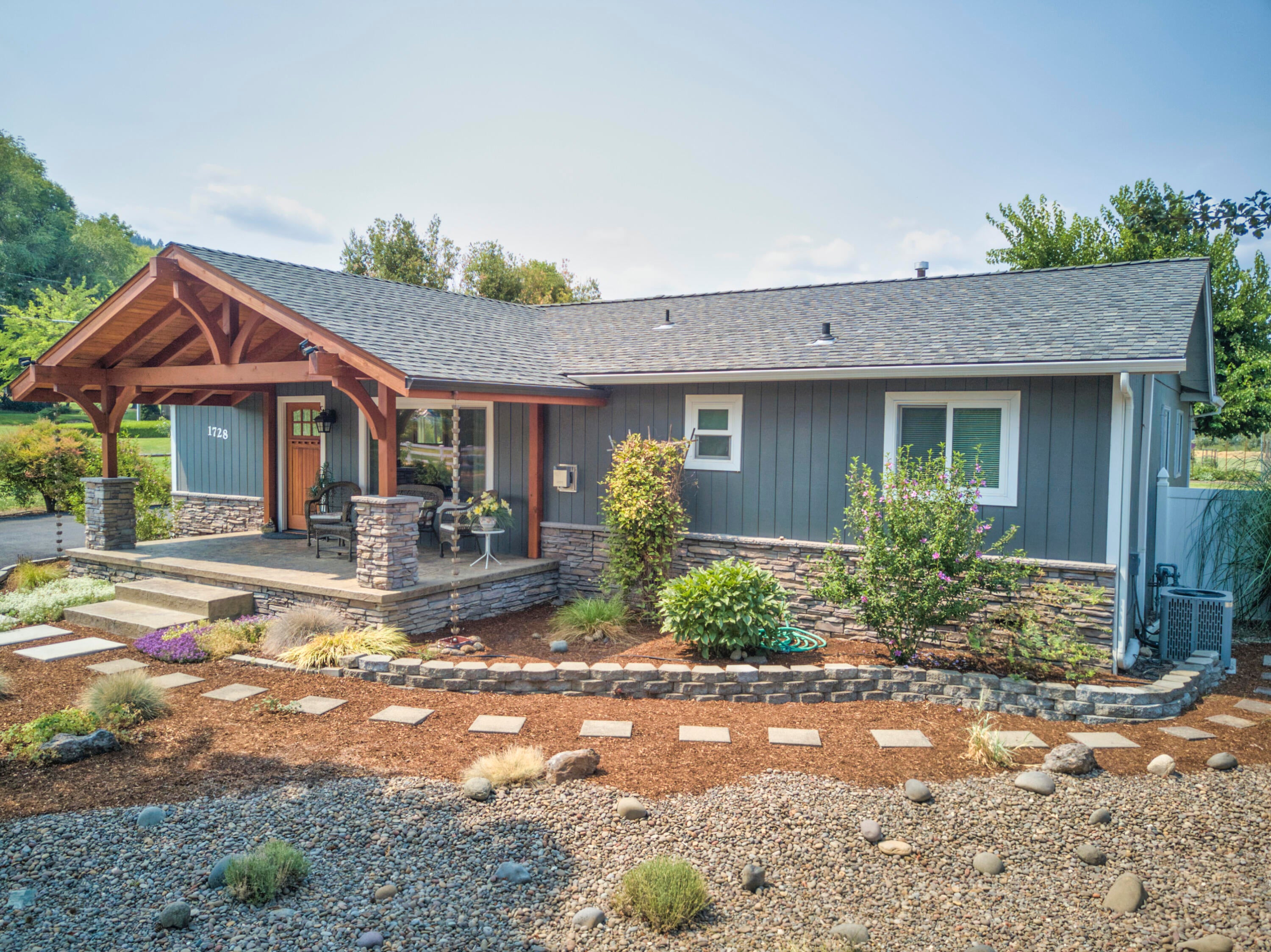 1728 Minear Road Medford, OR 97501 - Photo 2 of 68 Entry