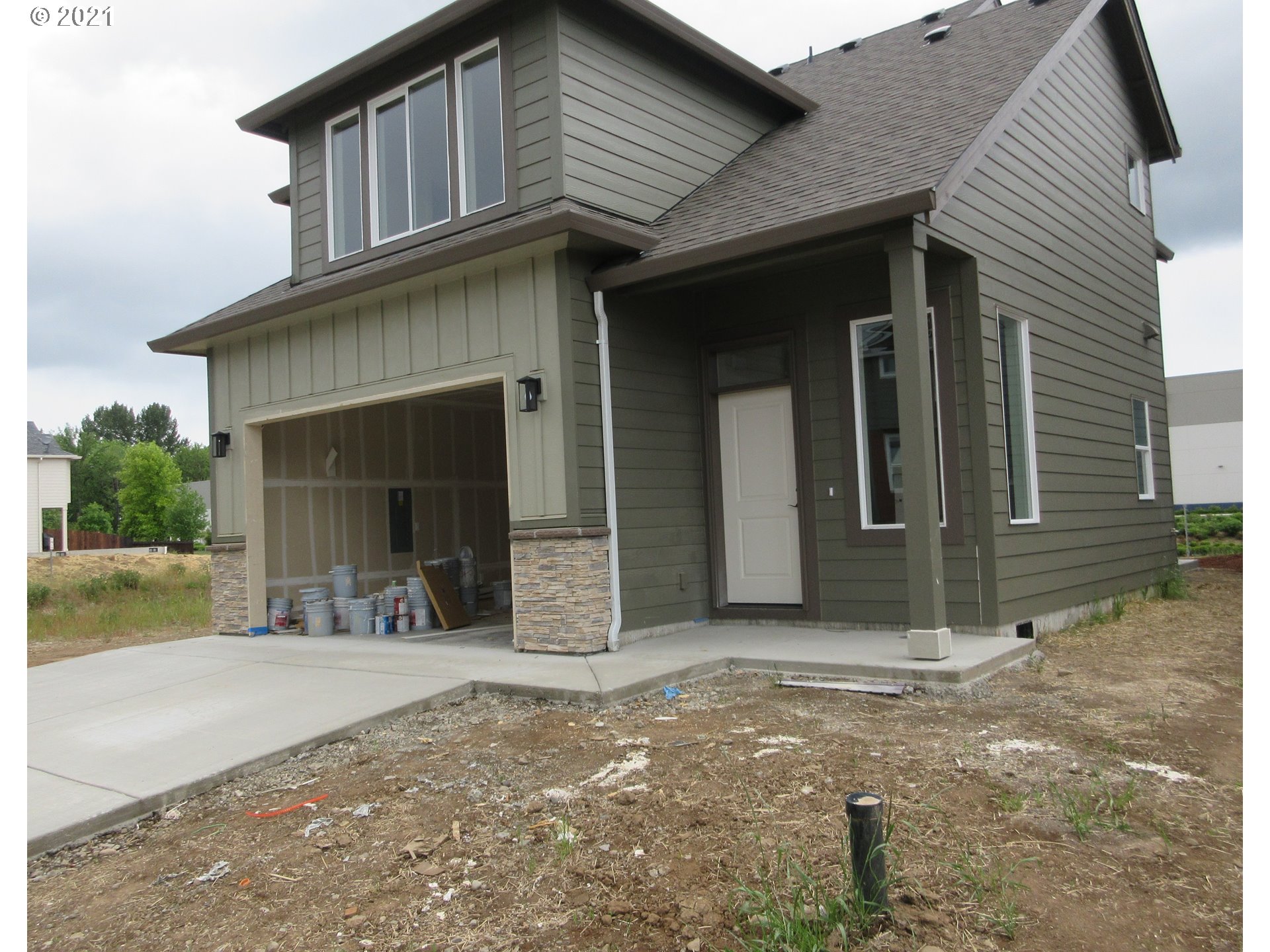 7238 South 11th Street, Unit 55 Ridgefield, WA 98642 - Photo 1 of 2 a front view of a house with garden