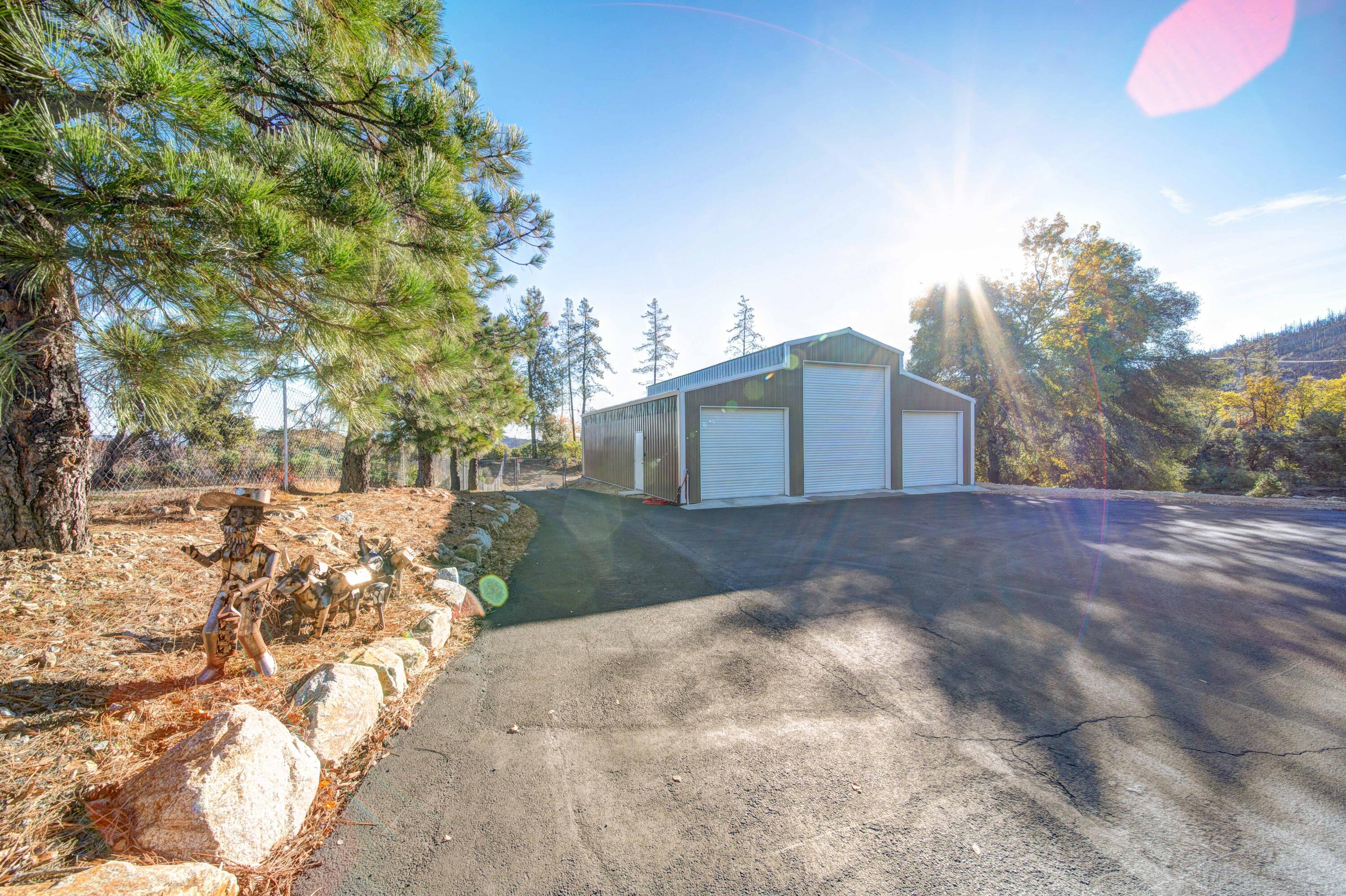 14944 Tollhouse Road Shasta, CA 96087 - Photo 34 of 61 Barn/ SHop