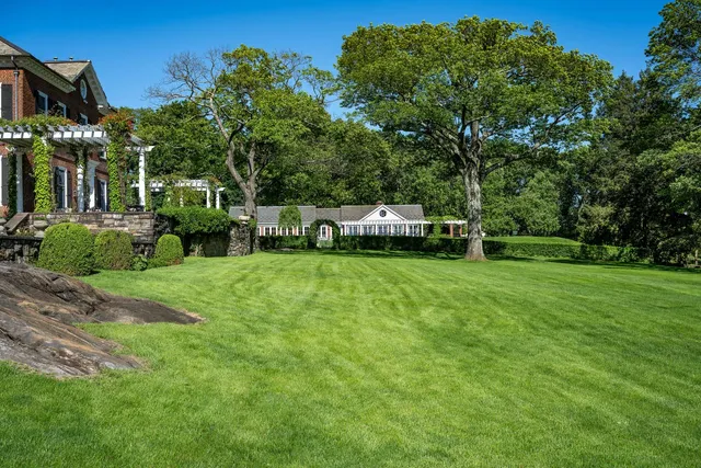 a view of a house with a backyard