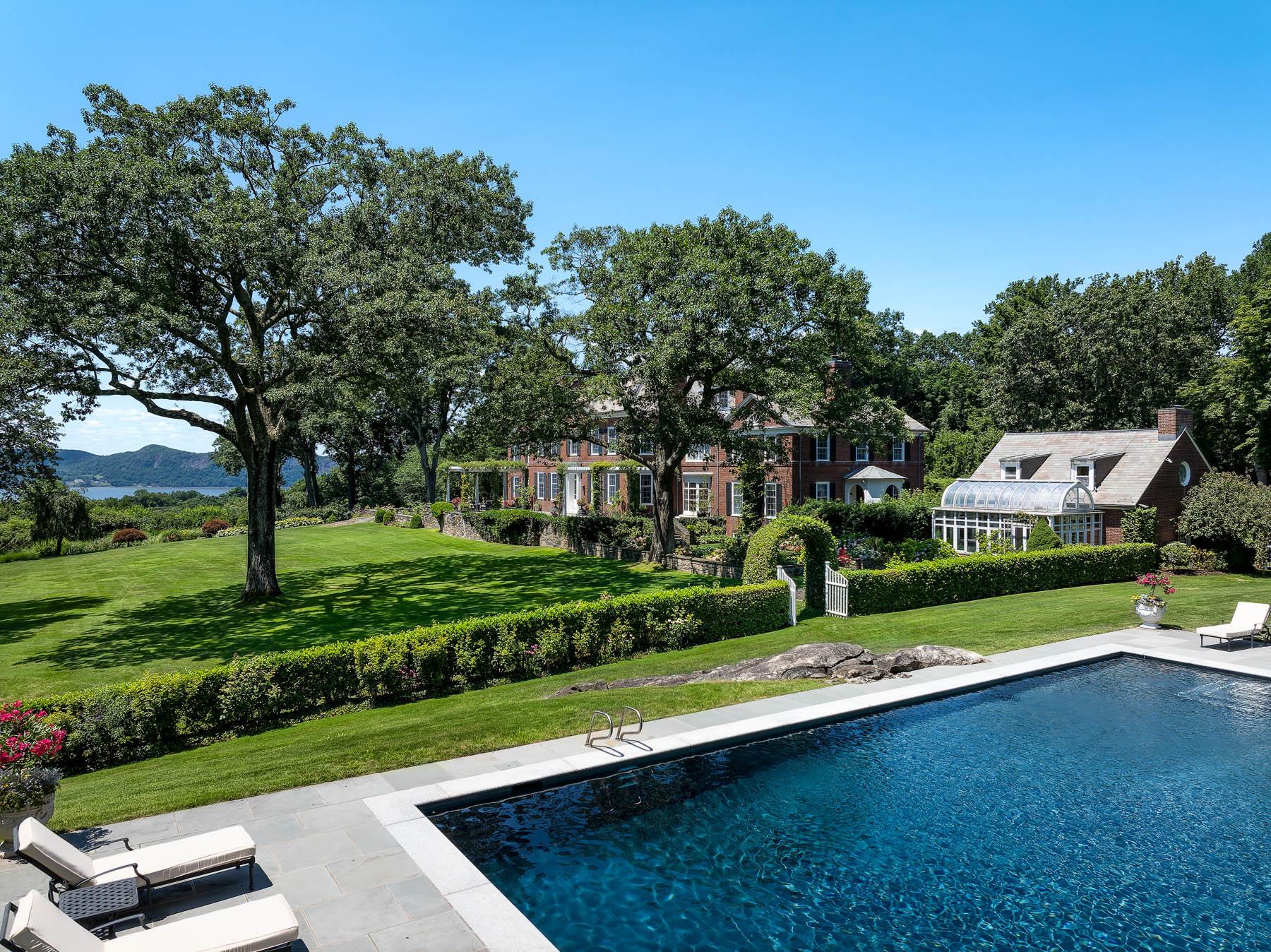 842 Sleepy Hollow Road Briarcliff Manor, NY 10510 - Photo 33 of 35 a view of a garden with houses