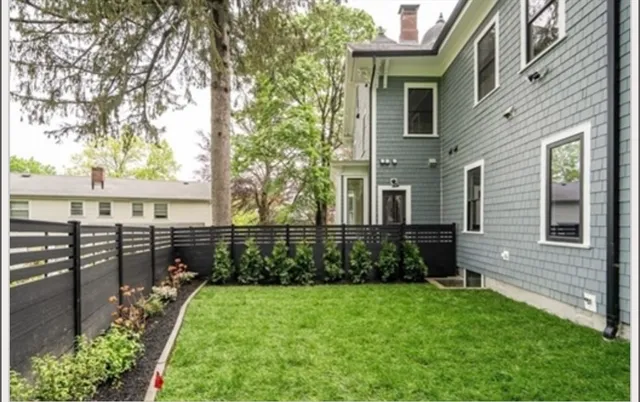 a view of a house with backyard and garden