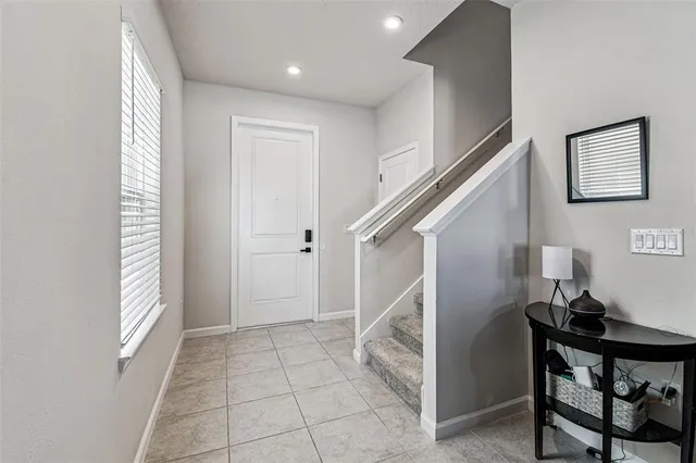 a view of entryway with a workspace