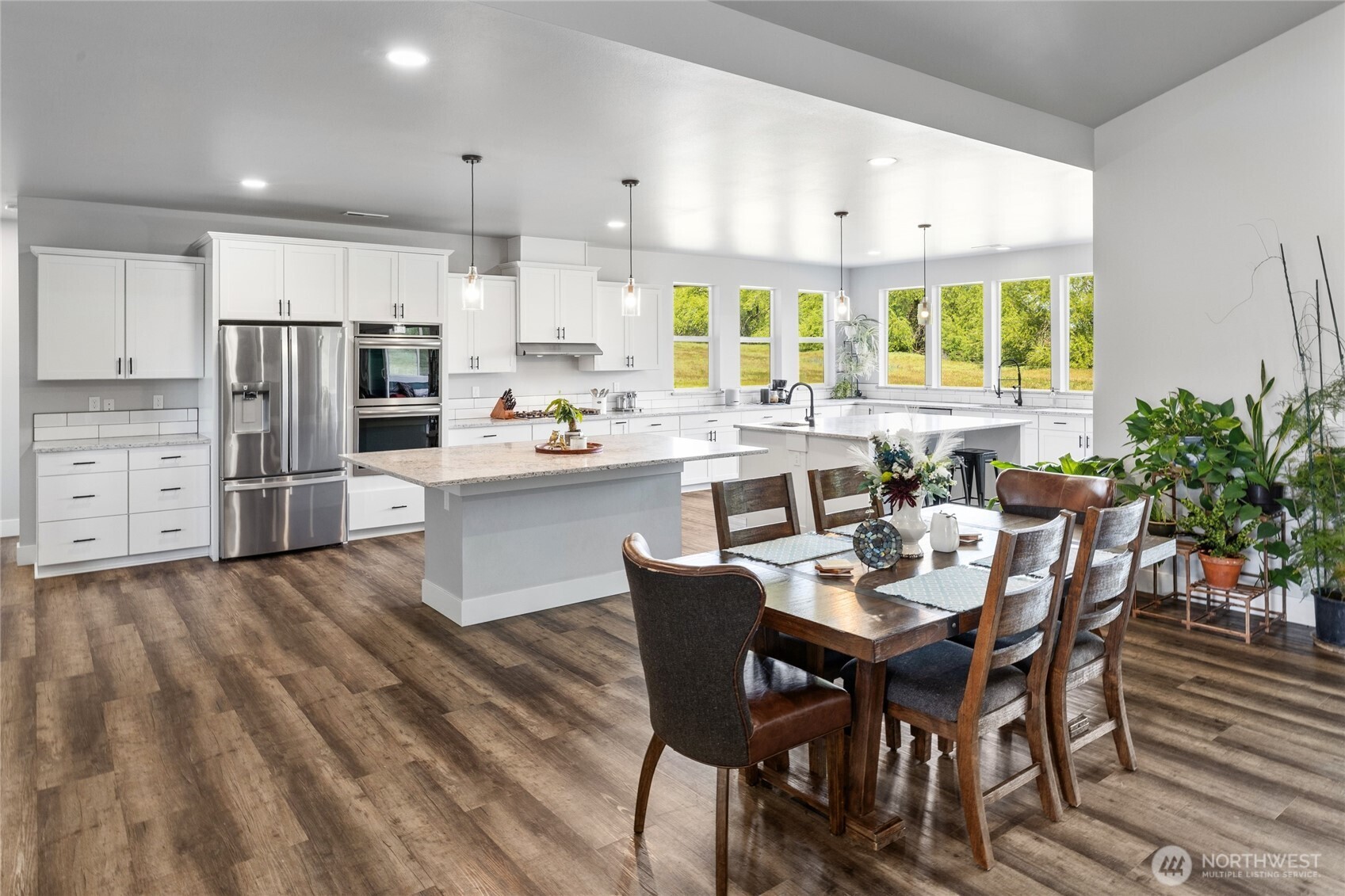 1590 Hunter Road Ellensburg, WA 98926 - Photo 12 of 40 a large kitchen with a table and chairs