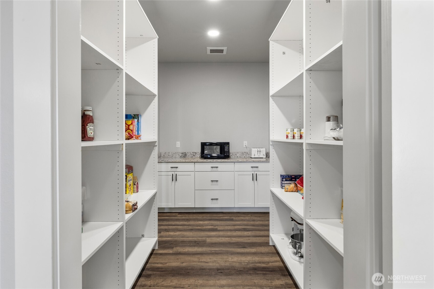 1590 Hunter Road Ellensburg, WA 98926 - Photo 20 of 40 a kitchen with white cabinets and appliances