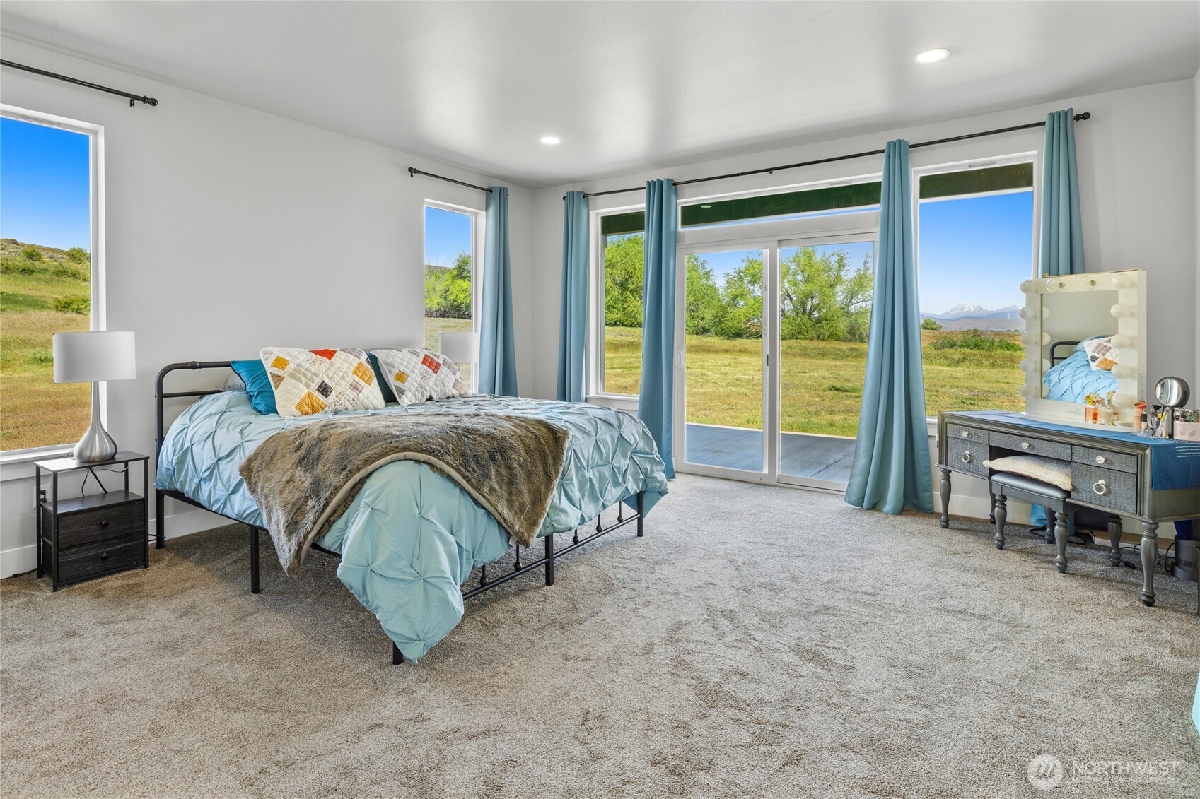 1590 Hunter Road Ellensburg, WA 98926 - Photo 22 of 40 a bedroom with a bed and a table