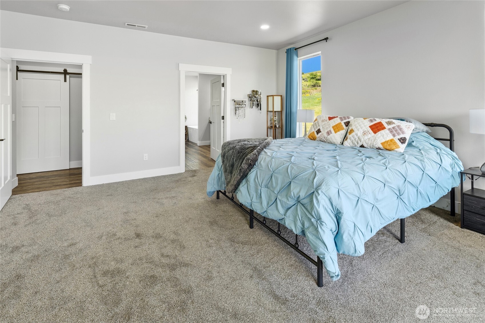 1590 Hunter Road Ellensburg, WA 98926 - Photo 23 of 40 a bedroom with a bed and a window
