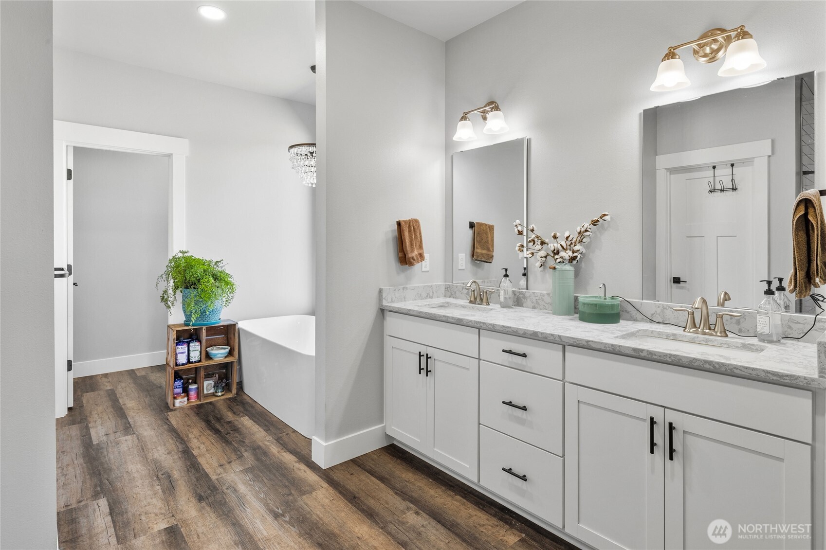 1590 Hunter Road Ellensburg, WA 98926 - Photo 24 of 40 a spacious bathroom with a granite countertop sink a mirror and a bathtub