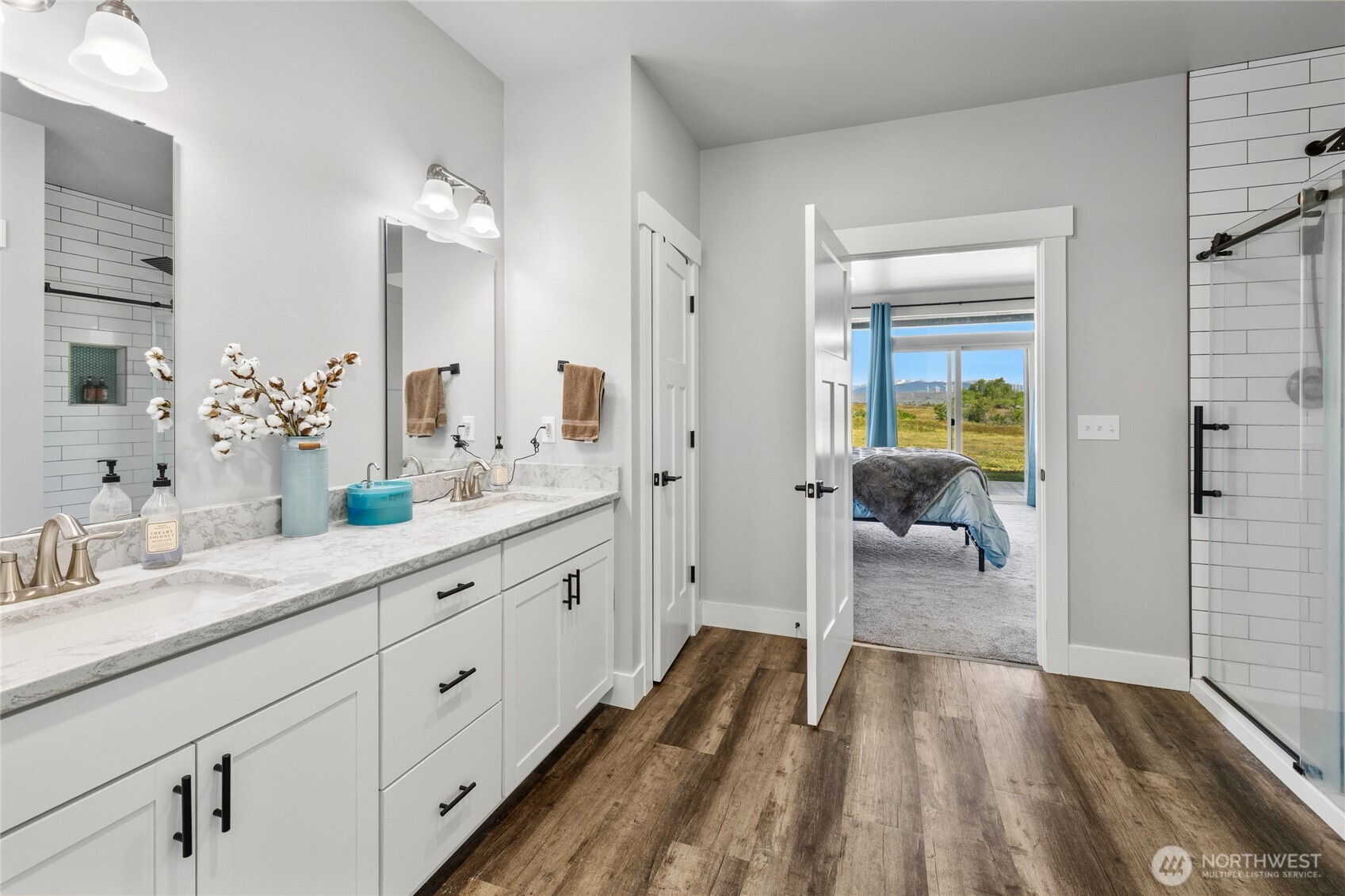 1590 Hunter Road Ellensburg, WA 98926 - Photo 25 of 40 a spacious bathroom with a shower a sink and a mirror