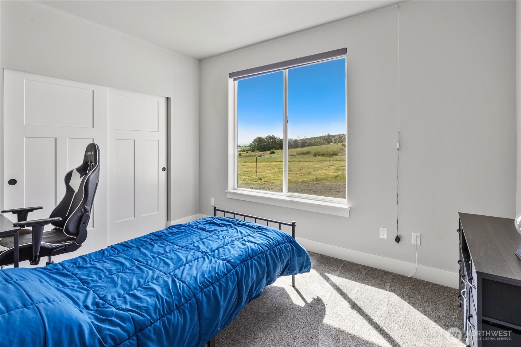 1590 Hunter Road Ellensburg, WA 98926 - Photo 27 of 40 a bedroom with a bed and a window