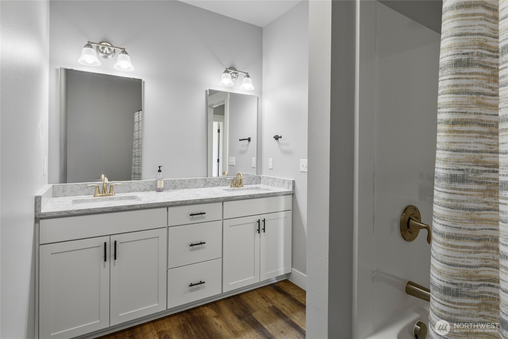 1590 Hunter Road Ellensburg, WA 98926 - Photo 28 of 40 a bathroom with a double vanity sink and mirror