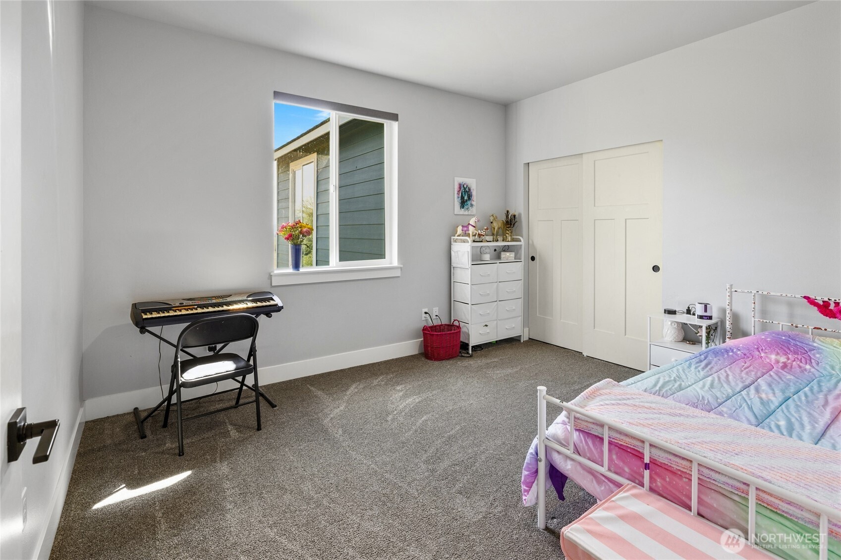 1590 Hunter Road Ellensburg, WA 98926 - Photo 29 of 40 a bedroom with a bed and a window