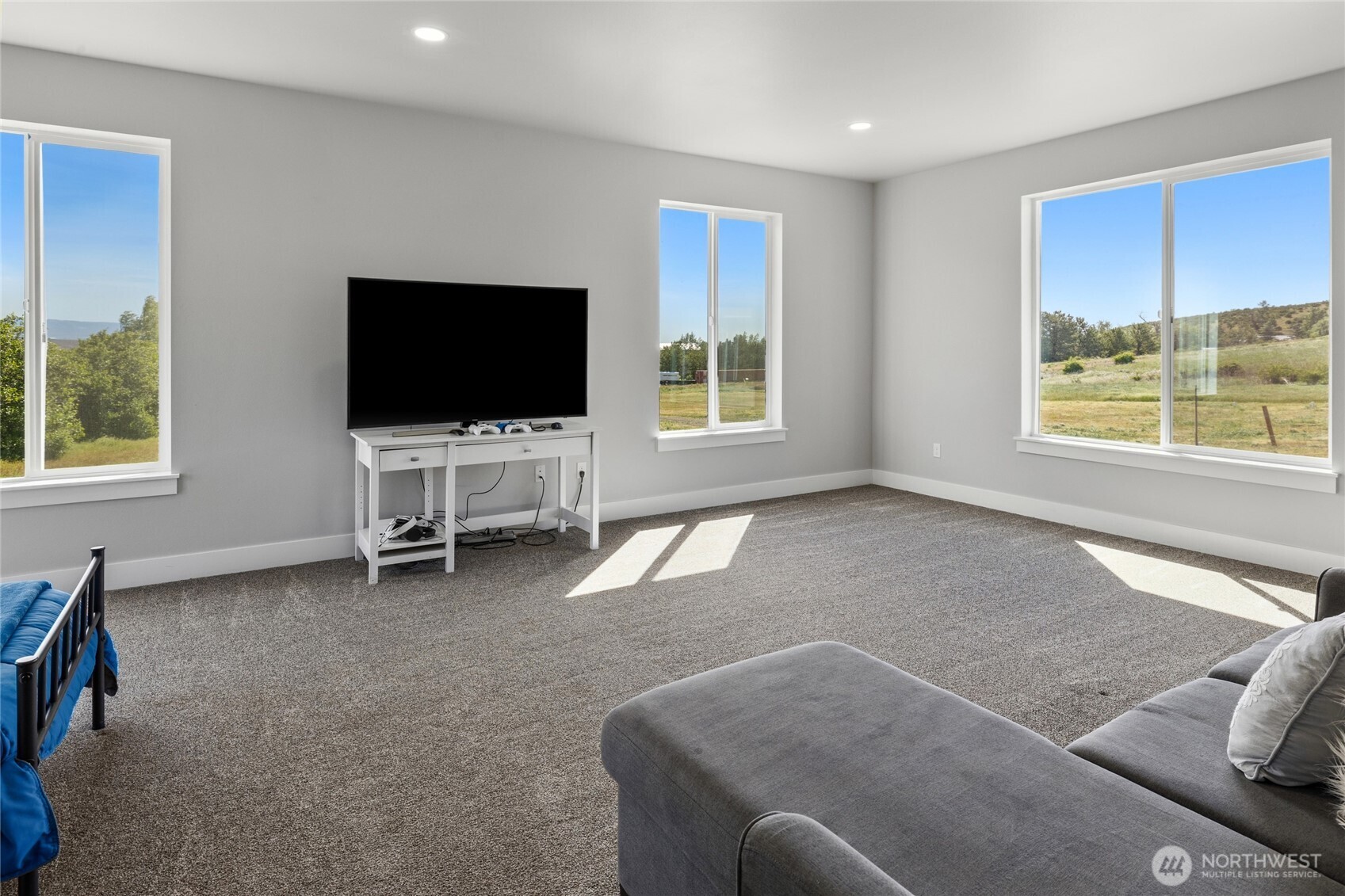 1590 Hunter Road Ellensburg, WA 98926 - Photo 32 of 40 a living room with furniture and a flat screen tv