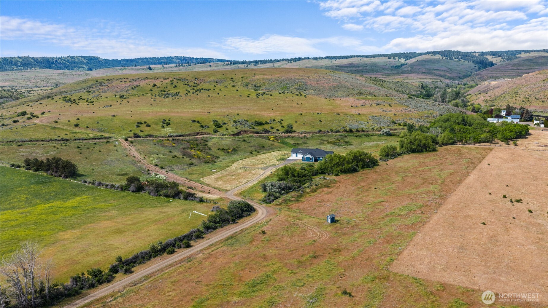 1590 Hunter Road Ellensburg, WA 98926 - Photo 36 of 40 a view of an ocean and a mountain