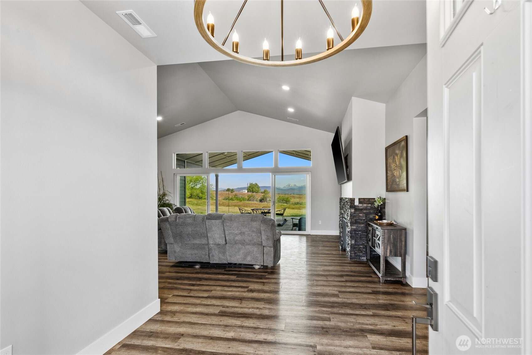 1590 Hunter Road Ellensburg, WA 98926 - Photo 7 of 40 an entryway with wooden floor and livingroom view