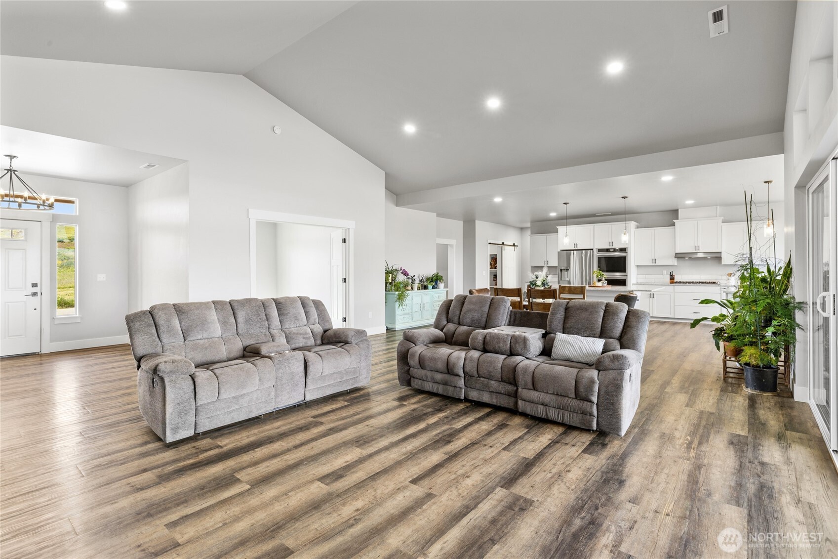 1590 Hunter Road Ellensburg, WA 98926 - Photo 10 of 40 a living room with furniture and a couch