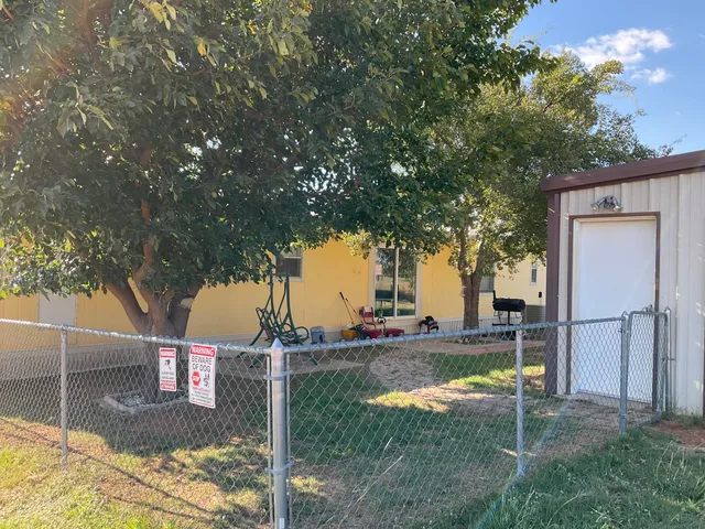 a view of a backyard