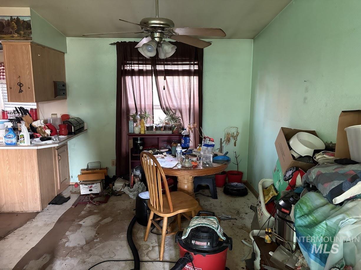 111 Throop Street Colfax, WA 99111 - Photo 3 of 10 Dining room with a ceiling fan