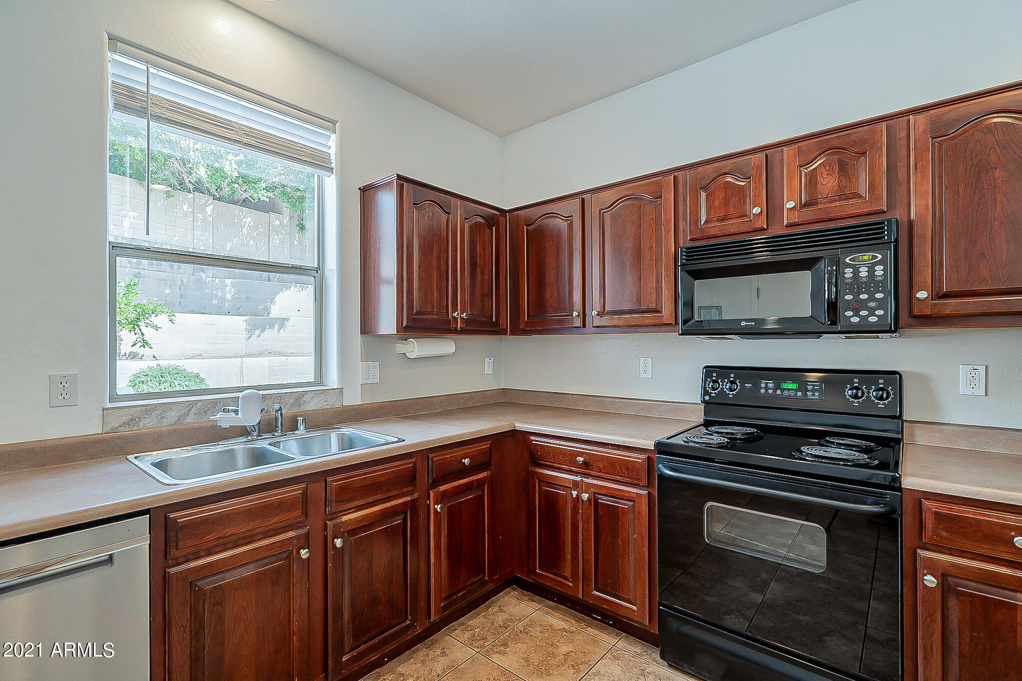 2546 West Old Paint Trail Phoenix, AZ 85086 - Photo 6 of 29 Old Paint-Cherry Cabinets