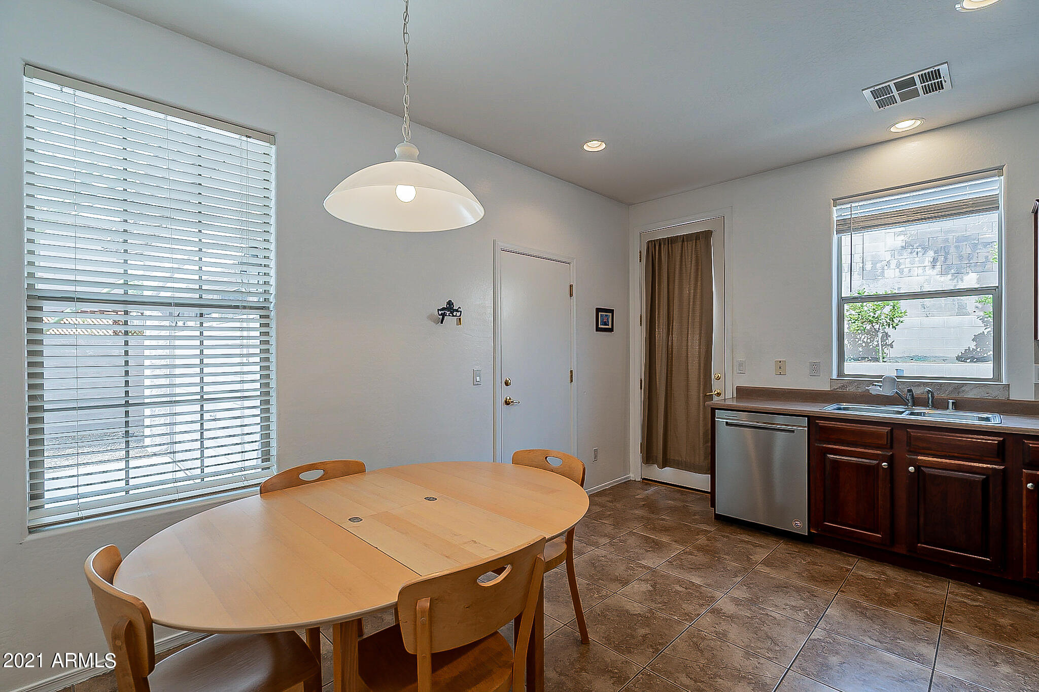 2546 West Old Paint Trail Phoenix, AZ 85086 - Photo 7 of 29 Old Paint-Direct access to garage