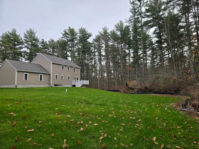a view of a house with backyard and garden