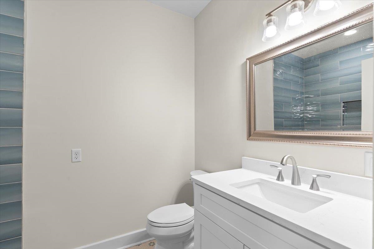 1682 Lawrence Avenue Memphis, TN 38112 - Photo 21 of 33 a bathroom with a toilet a sink and mirror