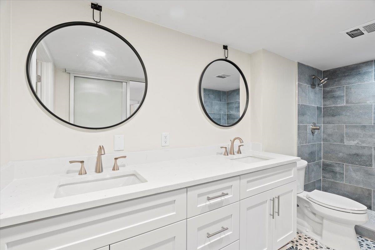 1682 Lawrence Avenue Memphis, TN 38112 - Photo 28 of 33 a bathroom with a toilet a sink and a mirror