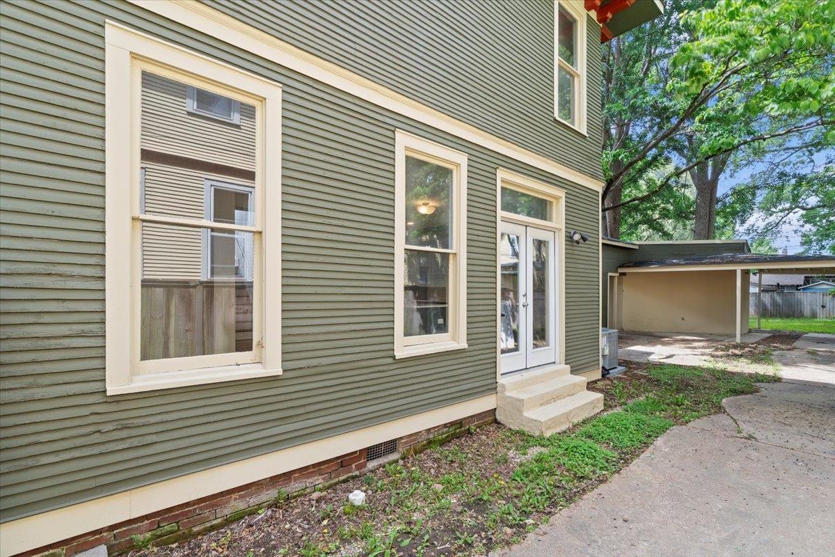 1682 Lawrence Avenue Memphis, TN 38112 - Photo 33 of 33 a front view of a house with a yard