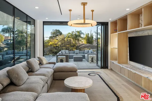 $33,000 | 738 Palms Boulevard, Venice, CA 90291