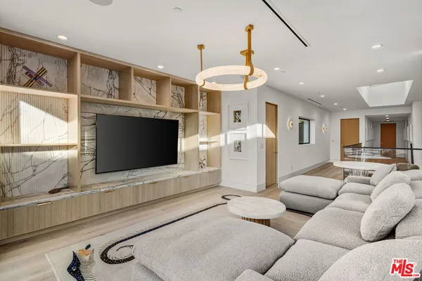 $33,000 | 738 Palms Boulevard, Venice, CA 90291