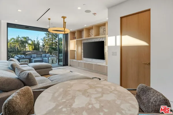 $33,000 | 738 Palms Boulevard, Venice, CA 90291