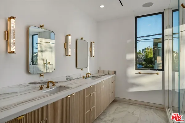 $33,000 | 738 Palms Boulevard, Venice, CA 90291