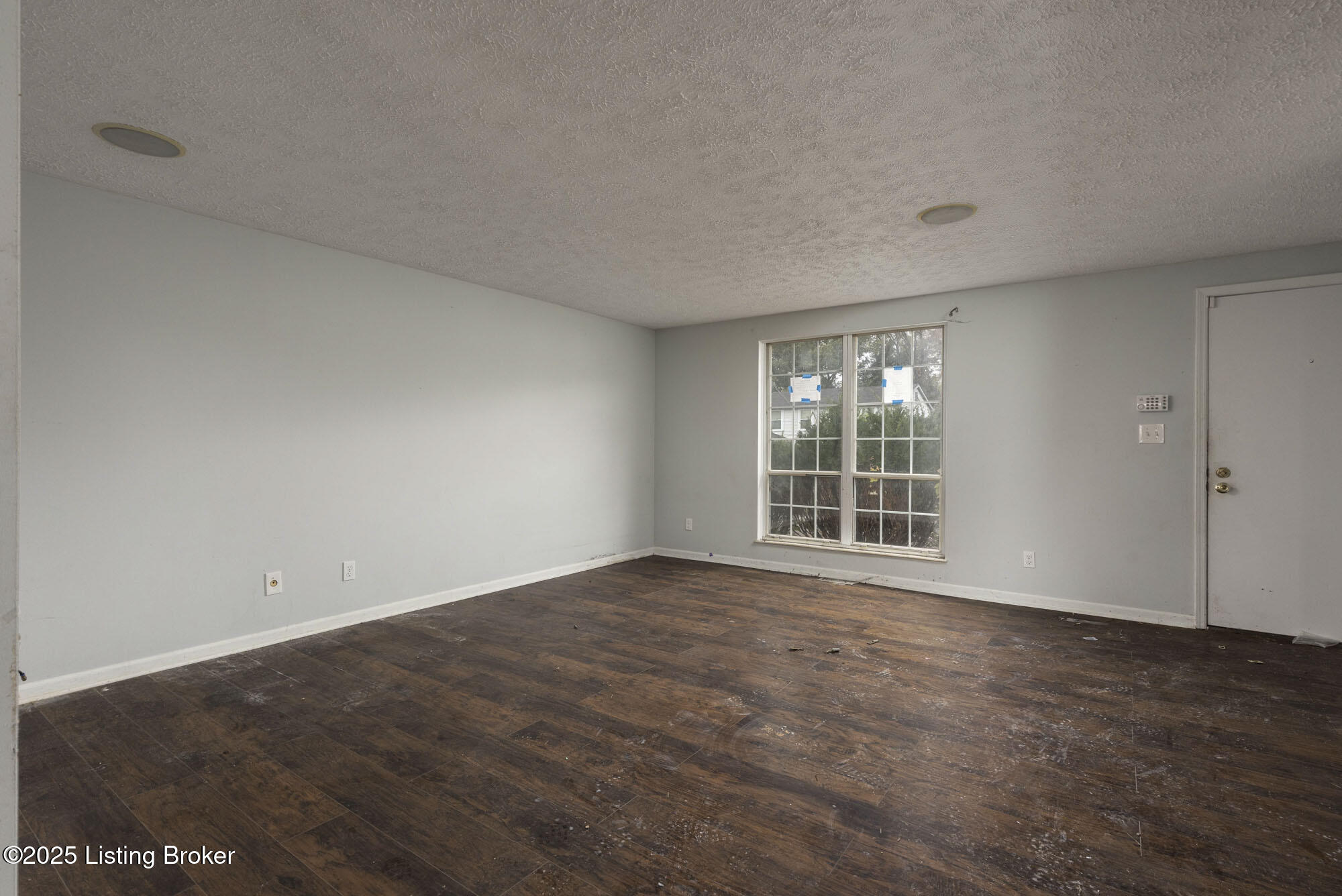 6400 Overton Road Louisville, KY 40228 - Photo 2 of 27 Overton002
