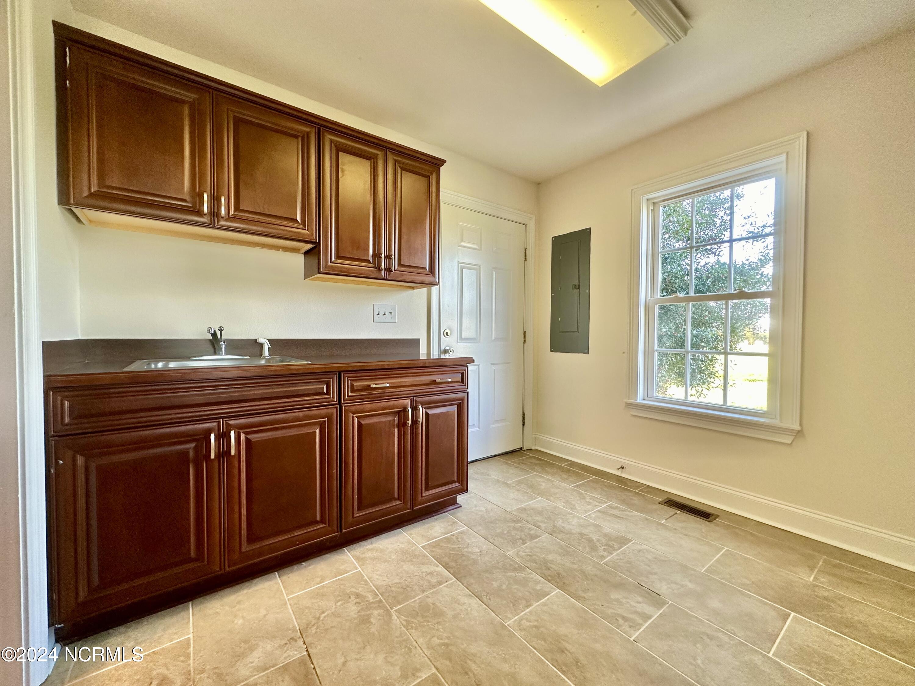 1213 Brickhouse Point Road Elizabeth City, NC 27909 - Photo 34 of 45 Laundry Room