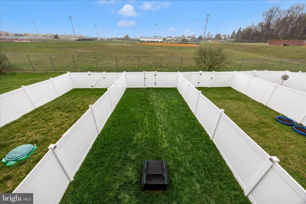 a view of a backyard