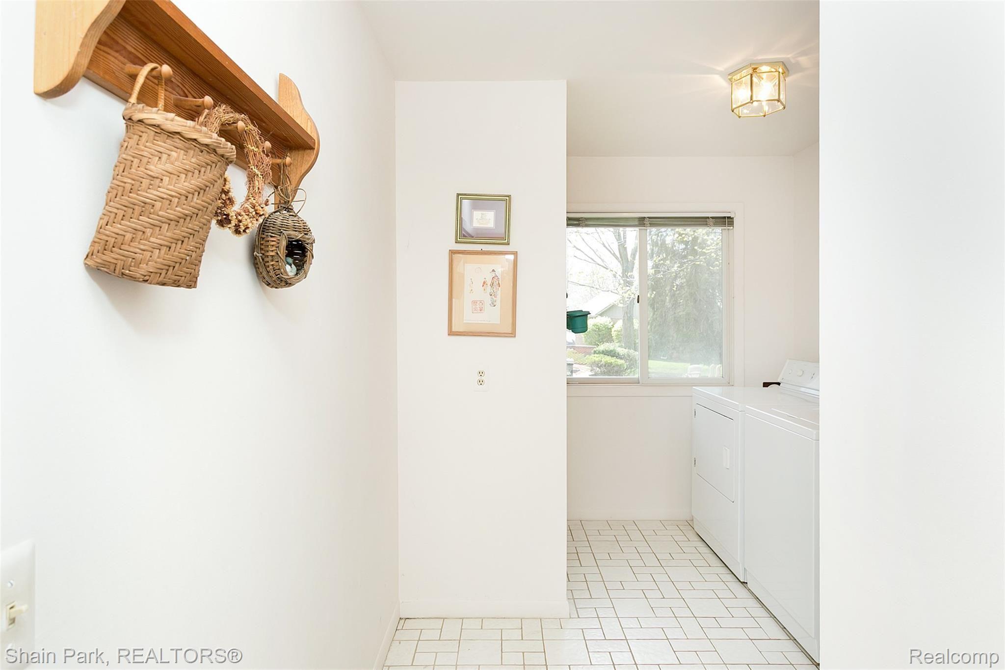 940 Dickson Lane Rochester, MI 48307 - Photo 21 of 38 First Floor Laundry